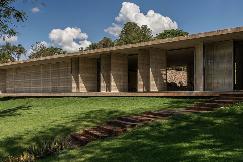 Lake house design by mf+arquitetos