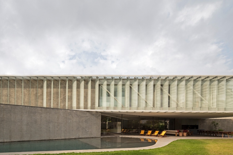 Triângulo House design by Bernardes Arquitetura